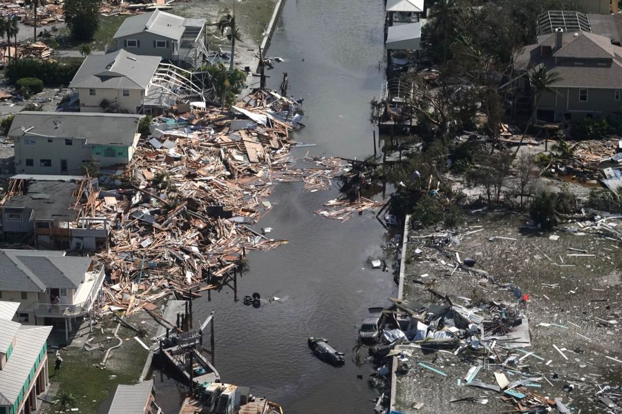 Nach dem Hurrikan Ian sind am Strand von Fort Myers in Florida (USA) zerstörte Häuser zu sehen.