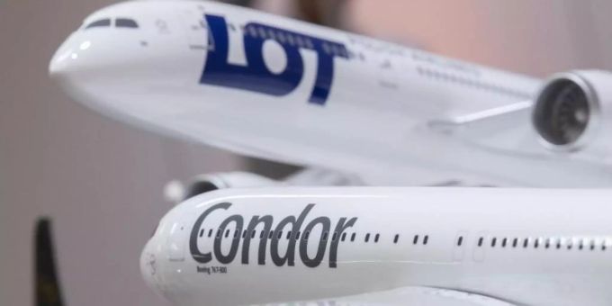 Modellflugzeuge von LOT und Condor stehen während einer Pressekonferenz zum geplanten Verkauf auf einem Tisch. condor lot