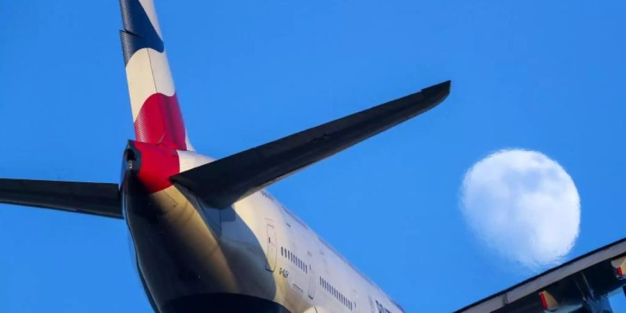 Britisch Airways senkt die Zahl seiner Flüge. Die Airline erstattet den Kaufpreis der Tickets und bietet zudem kostenlose Umbuchungen an. Foto: Steve Parsons/PA Wire/dpa
