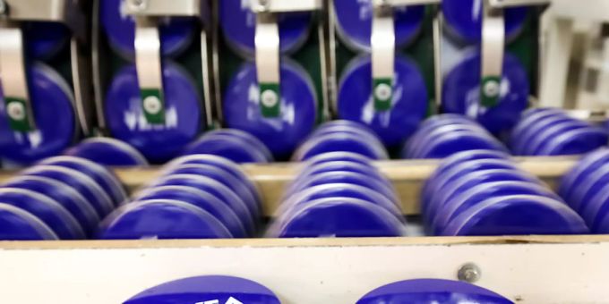 Nivea wird vom Konsumgüterkonzern Beiersdorf AG hergestellt. Beiersdorf AG
