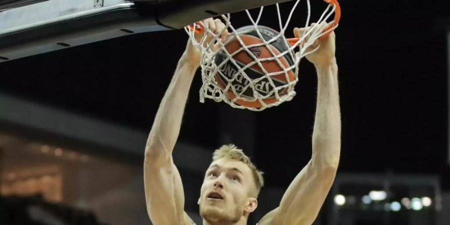 Alba Berlins Basketballer Niels Giffey beim Dunking. Foto: Andreas Gora/dpa