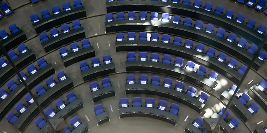 «Bitte nicht benutzen»-Schilder auf den Sitzen im deutschen Parlament: Bundestag und Bundesrat beraten unter speziellen Bedingungen über einen Nachtragsetat zur Finanzierung der Corona-Hilfspakete.