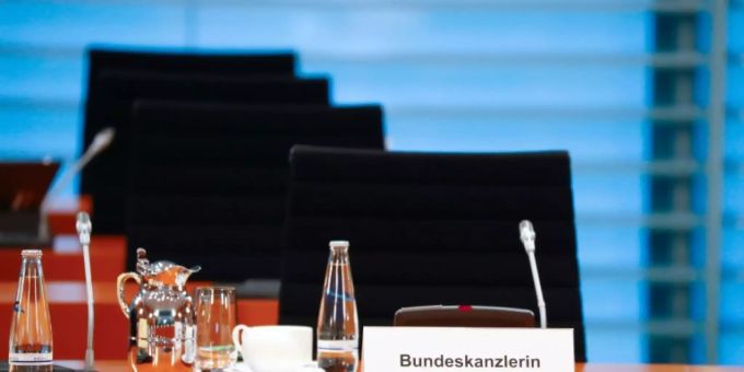 Leerer Stuhl von Angela Merkel während einer jüngsten Kabinettssitzung Leerer Stuhl von Angela Merkel während einer jüngsten Kabinettssitzung