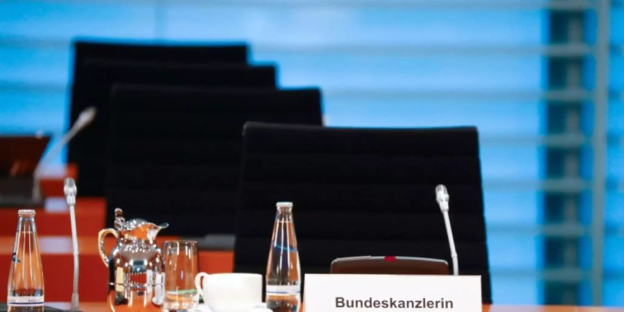 Leerer Stuhl von Angela Merkel während einer jüngsten Kabinettssitzung
