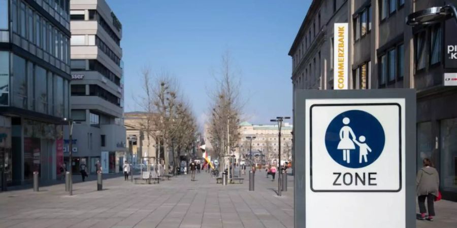 Nur wenigen Menschen sind auf der Einkaufsmeile Königstrasse in Stuttgart unterwegs. Foto: Marijan Murat/dpa