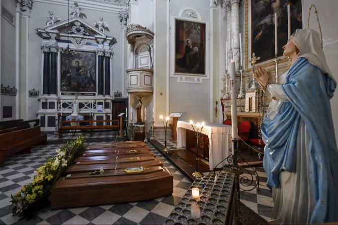Särge mit Corona-Toten werden in der Kirche von Serina/ITA für den Transport auf den Friedhof bereit gemacht. särge coronavirus italien