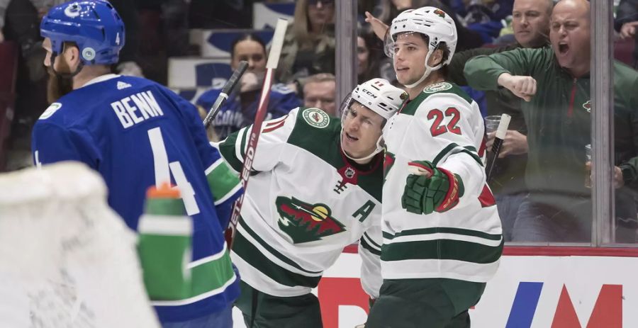 Hier jubelt der Schweizer (r.) zusammen mit Routinier Zach Parise.