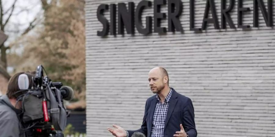 Evert van Os, Direktor des Singer Laren Museums, spricht zu Journalisten. Foto: "robin Van Lonkhuijsen"/ANP/dpa
