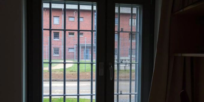 Das vergitterte Fenster einer Einzelhaftzelle. (Symbolbild) gefängnis