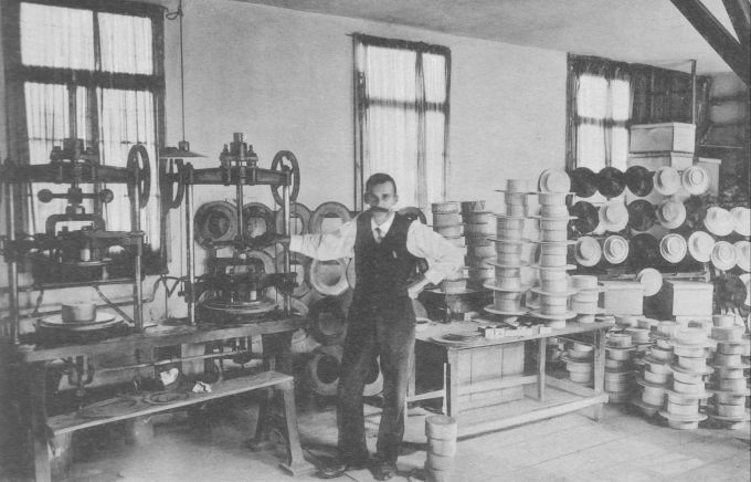 Die damalige Hutpresserei. Strohmuseum im Park