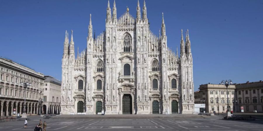 Italienische Polizisten kontrollieren das Areal rund um den Mailänder Dom. (Archivbild)