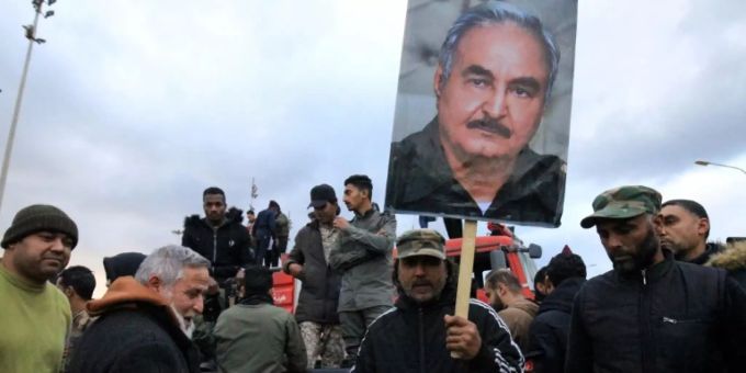 Libysche Demonstranten mit einem Porträt von General Haftar general chalifa haftar