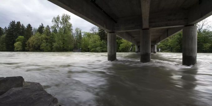 Die Aare führt Hochwasser in Münsingen (Archivbild). Hochwasser Münsingen