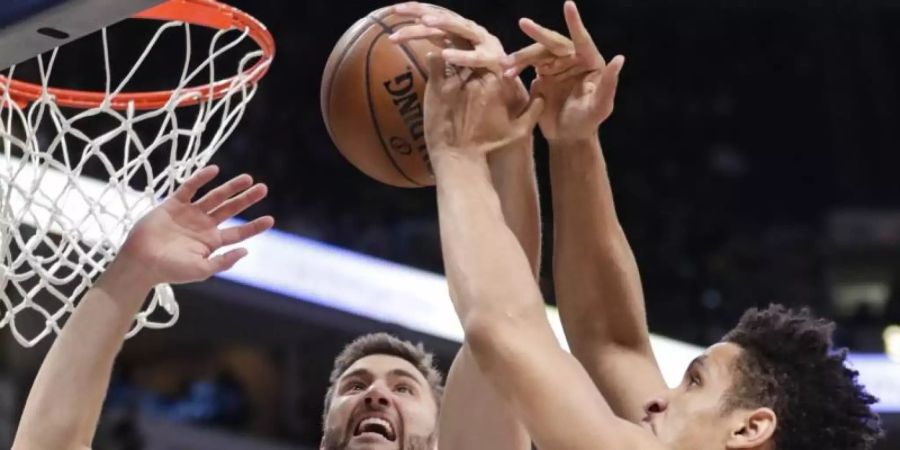 Malcolm Brogdon (r) von den Indiana Pacers verteidigt am Korb gegen Maxi Kleber von den Dallas Mavericks. Foto: Michael Conroy/AP/dpa