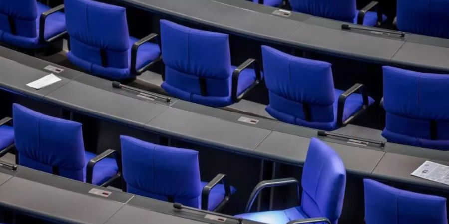 Derzeit hat der Bundestag durch Ausgleichs- und Überhangmandate 709 Mitglieder - vorgesehen sind eigentlich nur 598. Foto: Michael Kappeler/dpa