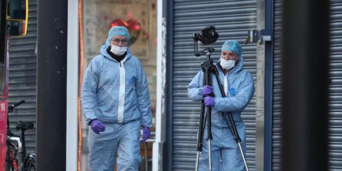 Gerichtsmediziner untersuchen am Tag nach dem Angriff den Tatort in London. Foto: Aaron Chown/PA Wire/dpa Gerichtsmediziner untersuchen am Tag nach dem Angriff den Tatort in London. Foto: Aaron Chown/PA Wire/dpa
