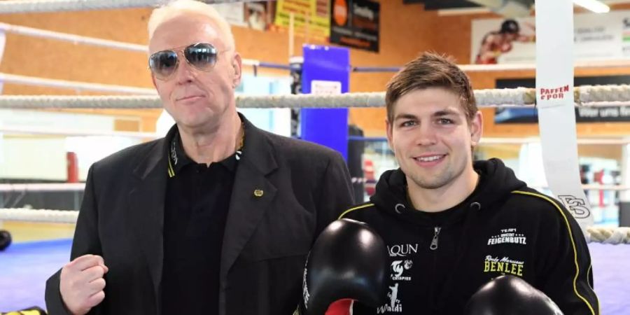 In guter Laune vor dem grossen Kampf in Nashville: Boxer Vincent Feigenbutz (r) und sein Manager Rainer Gottwald. Foto: Uli Deck/dpa