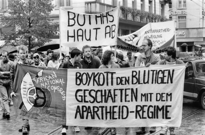 1988 wurde in der Schweiz gegen dessen Nähe zum südafrikanischen Apartheid Regime fleissig demonstriert Apartheid