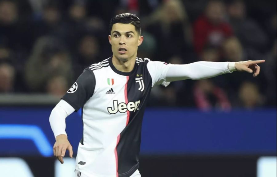 Cristiano Ronaldo zeigts an – da gehts lang zum Tor.