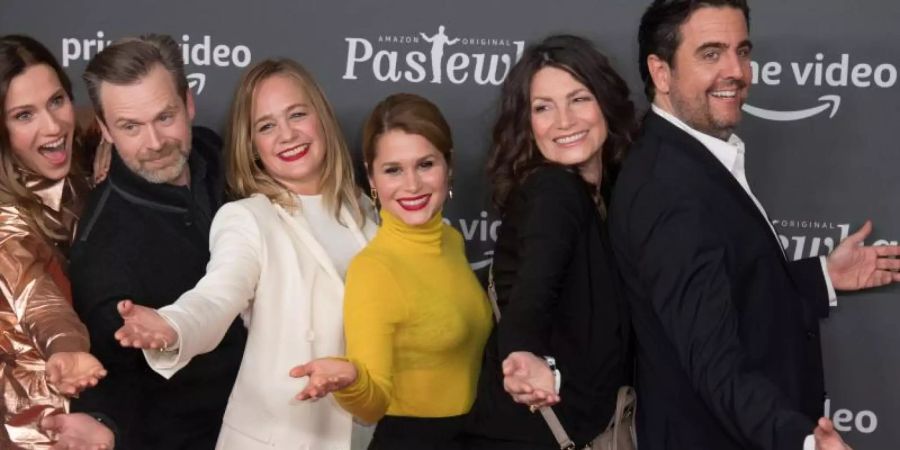 Bettina Lamprecht (l-r), Matthias Matschke, Sonsee Neu, Cristina do Rego, Sabine Vitua und Bastian Pastewka bei der Premiere der 10. Staffel von «Pastewka» in Berlin. Foto: Jörg Carstensen/dpa