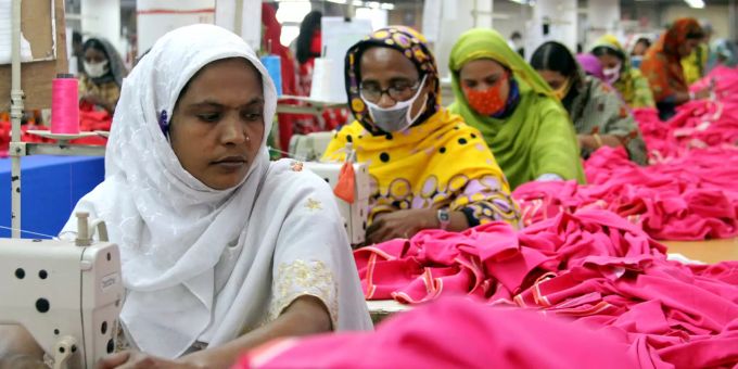 Frauen und Männer arbeiten in der Textilfabrik «One Composite Mills» in Gazipur, einem Vorort der Hauptstadt Dhaka in Bangladesch. Textilfabrik Coronavirus