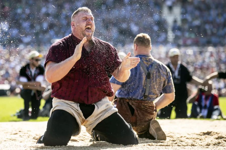 Christian Stucki jubelt nach seinem Sieg im Schlussgang des seinem Sieg im Schlussgang gegen Joel Wicki am Eidgenössischen Schwing- und Älplerfest in Zug.