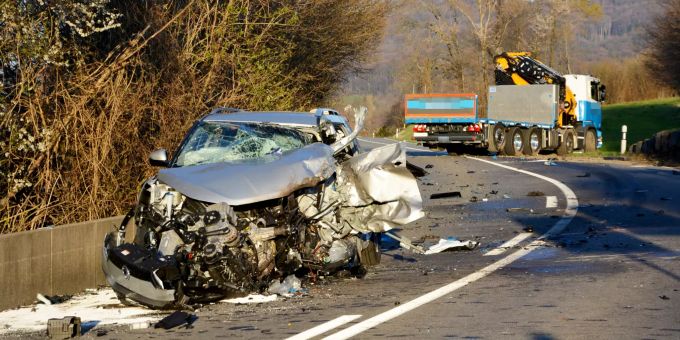 Der Autolenker wurde beim Unfall schwer verletzt. Der Autolenker wurde beim Unfall schwer verletzt.