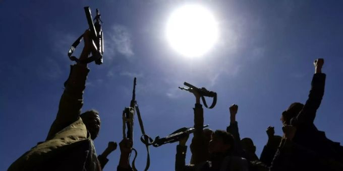 Kämpfer mit Waffen im Jemen Kämpfer mit Waffen im Jemen