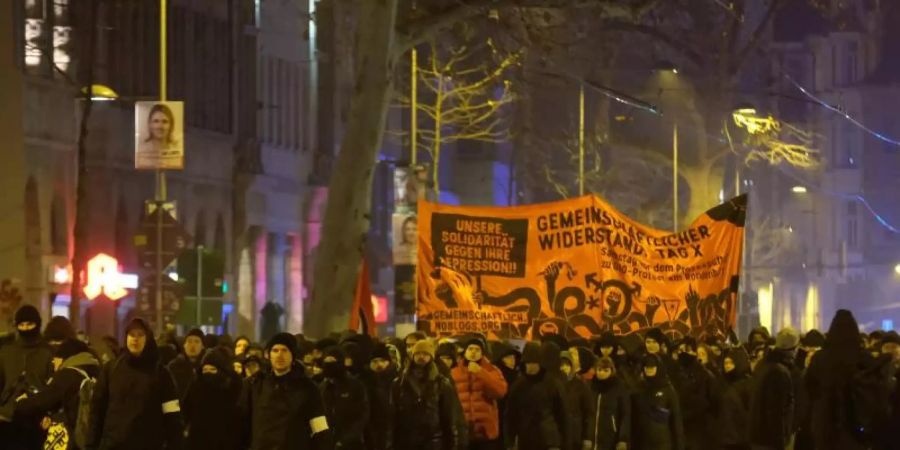 Mehrere hundert Menschen protestierten gegen das Indymedia-Verbot. Foto: Sebastian Willnow/dpa-Zentralbild/dpa