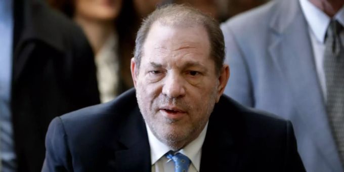 Harvey Weinstein, Filmproduzent aus den USA, trifft im Gericht in Manhattan ein. Weinstein mit Coronavirus infiziert