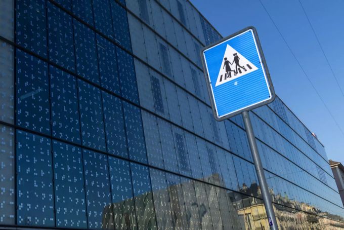 Eines der neuen Schilder an einem Fussgängerstreifen in der Stadt Genf. Stadt Genf