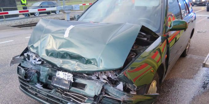 Zwei Personen wurden verletzt, eine davon schwer. Beide Fahrzeuge mussten abgeschleppt werden. Auffahrkollision