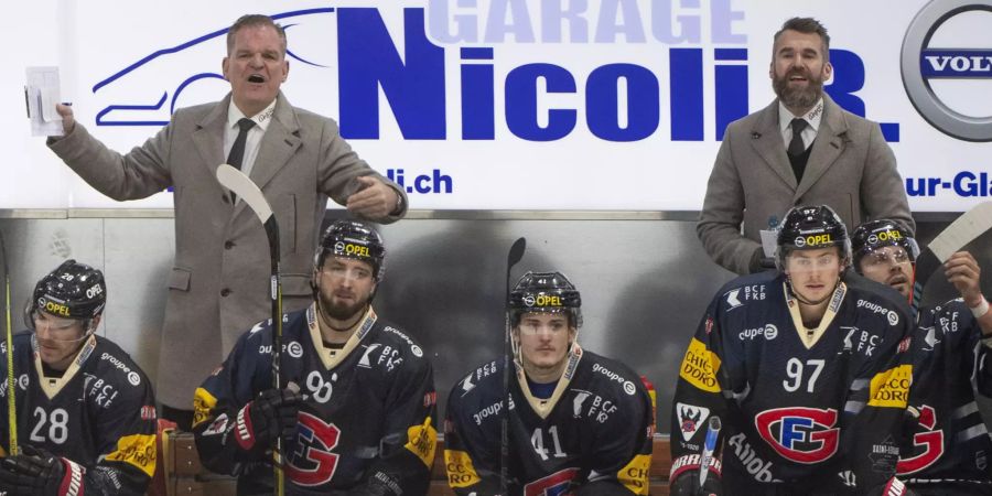 Fribourgs Berater Sean Simpson (l.) und Trainer Christian Dubé (r.) erwartet in den letzten acht Quali-Runden ein happiges Programm.