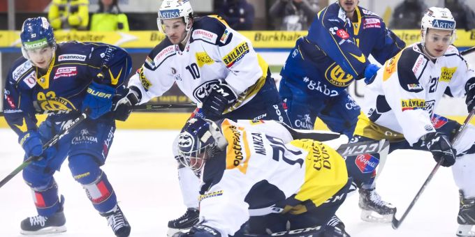 Daniel Manzato im Tor von Ambri-Piotta im Spiel gegen den HCD. HC Davos Coronavirus