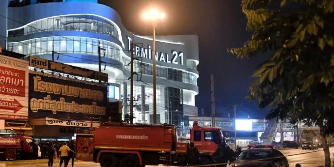 Die Polizei riegelte das Einkaufszentrum ab Die Polizei riegelte das Einkaufszentrum ab