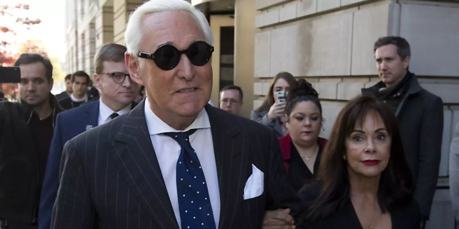 Roger Stone (links) - hier mit seiner Ehefrau Nydia Stone - soll laut Staatsanwaltschaft sieben bis neun Jahre ins Gefängnis. (Archivbild)