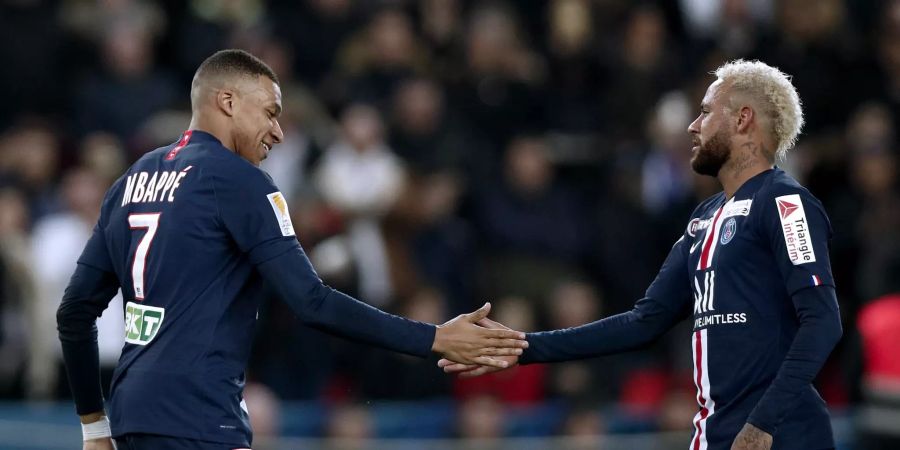 Neymar klatscht mit PSG-Sturmpartner Kylian Mbappé ab.