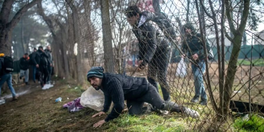 Flüchtlinge am Grenzübergang Pazarkule