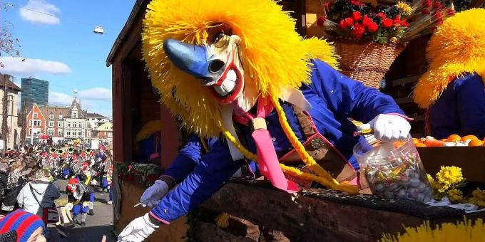 Die Basler Fasnacht zieht jährlich Tausende Besucher an. schnitzelbank basler fasnacht
