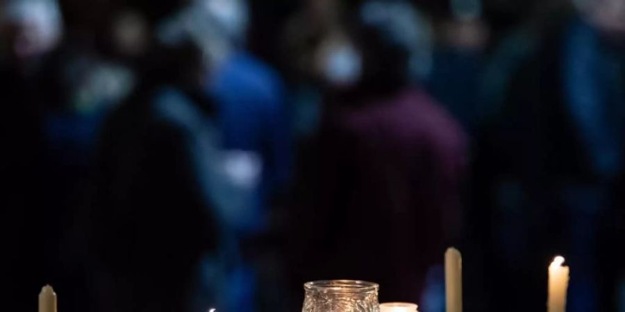 Kerzen stehen nach dem ökumenischen Gottesdienst an der Kirche St. Marien. Am Vortag war 29-Jähriger mit seinem Auto in einen Karnevalsumzug gerast. Foto: Swen Pförtner/dpa