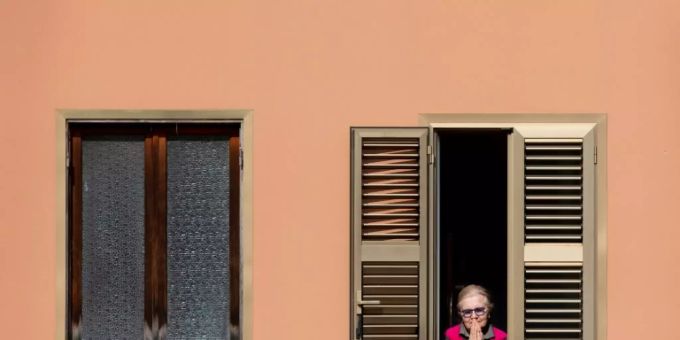Frau beim Gebet in Rom Frau beim Gebet in Rom