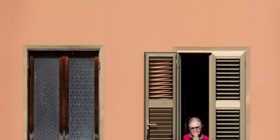 Frau beim Gebet in Rom