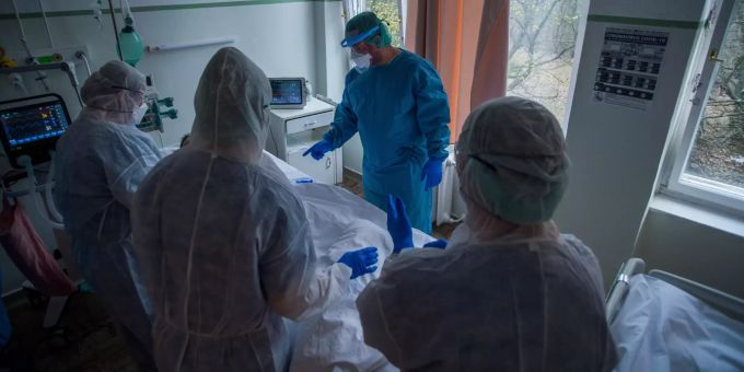 Ärzte untersuchen einen Patienten im Isolierzimmer der Pflegestation der neuen COVID-19-infizierten Patienten. Coronavirus - Ungarn