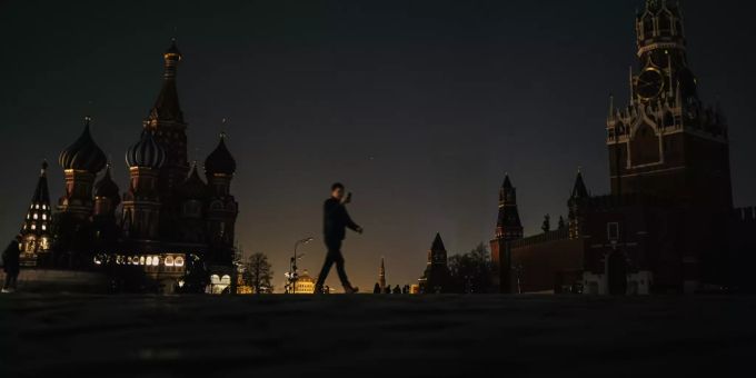 Ein Mann geht während der «Earth Hour» in Moskau bei ausgeschaltetem Licht über den Roten Platz. Earth Hour Moskau