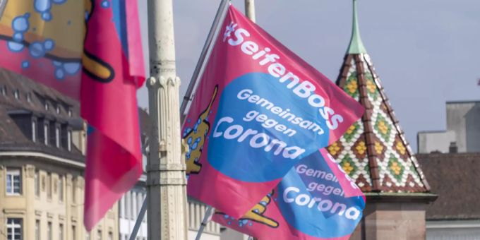 Wo sonst Events beworben werden, wehen Seifenboss-Fahnen gegen das Coronavirus auf der Mittleren Brücke in Basel. Basel Stadt verschiebt den Abstimmungstermin. Basel Stadt