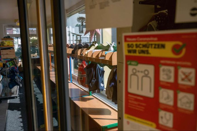 Eingang mit dem BAG-Plakat zur Kita und Tagesschule Bim Bam Bini in Belp.