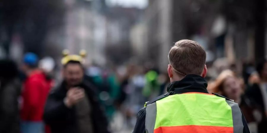 Ein Mitarbeiter des Ordnungsamts steht in der Altstadt von Düsseldorf. Wegen einer offiziellen Unwetterwarnung wurde das Programm am Altweiberabend in der Landeshauptstadt unterbrochen. Foto: Fabian Strauch/dpa