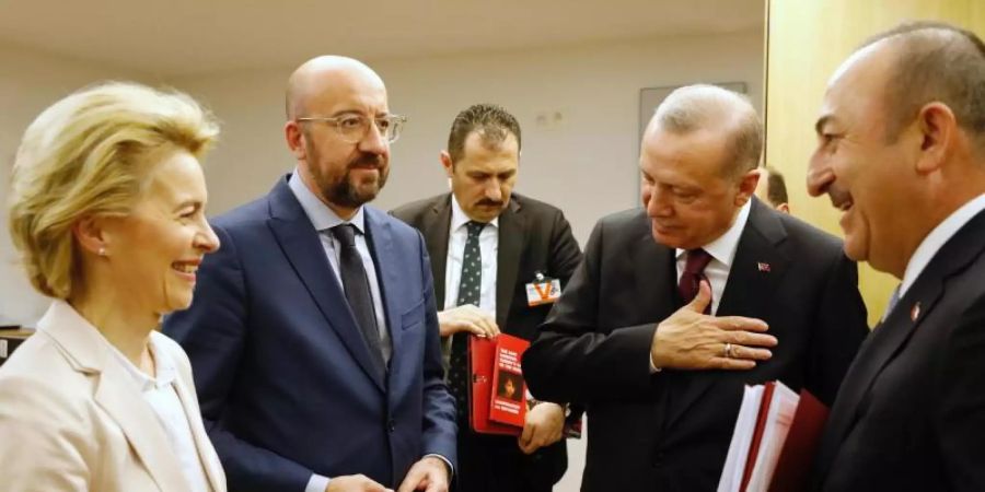 Ursula von der Leyen (l-r) und Charles Michel sprechen mit Recep Tayyip Erdogan und Mevlut Cavusoglu im Rahmen des Treffens der Staats- und Regierungschefs der EU und der Türkei. Foto: Dario Pignatelli/EU Council/dpa