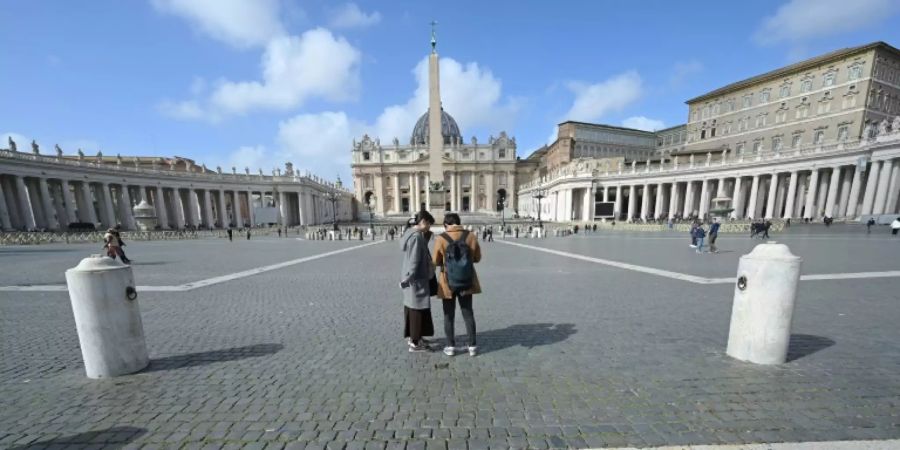 Zwei Touristen auf dem fast menschenleeren Petersplatz in Rom