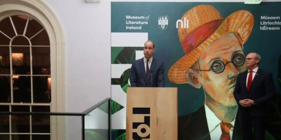 Der britische Prinz William in Dublin (r. Irlands Aussenminister Simon Coveney)